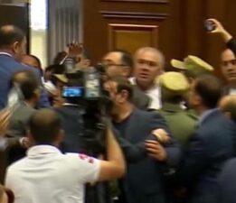 Ermenistan Parlamentosu’nda kavga: İktidar ve muhalefet birbirine girdi!