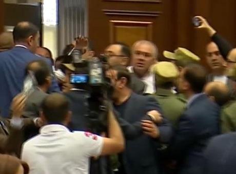 Ermenistan Parlamentosu’nda kavga: İktidar ve muhalefet birbirine girdi!