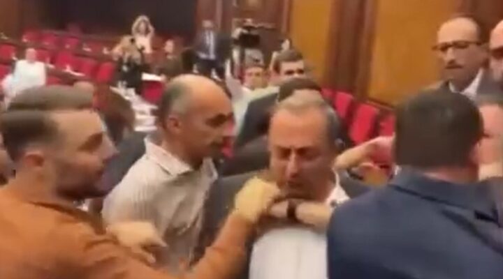 Ermenistan Parlamentosu’nda yumruklu kavga