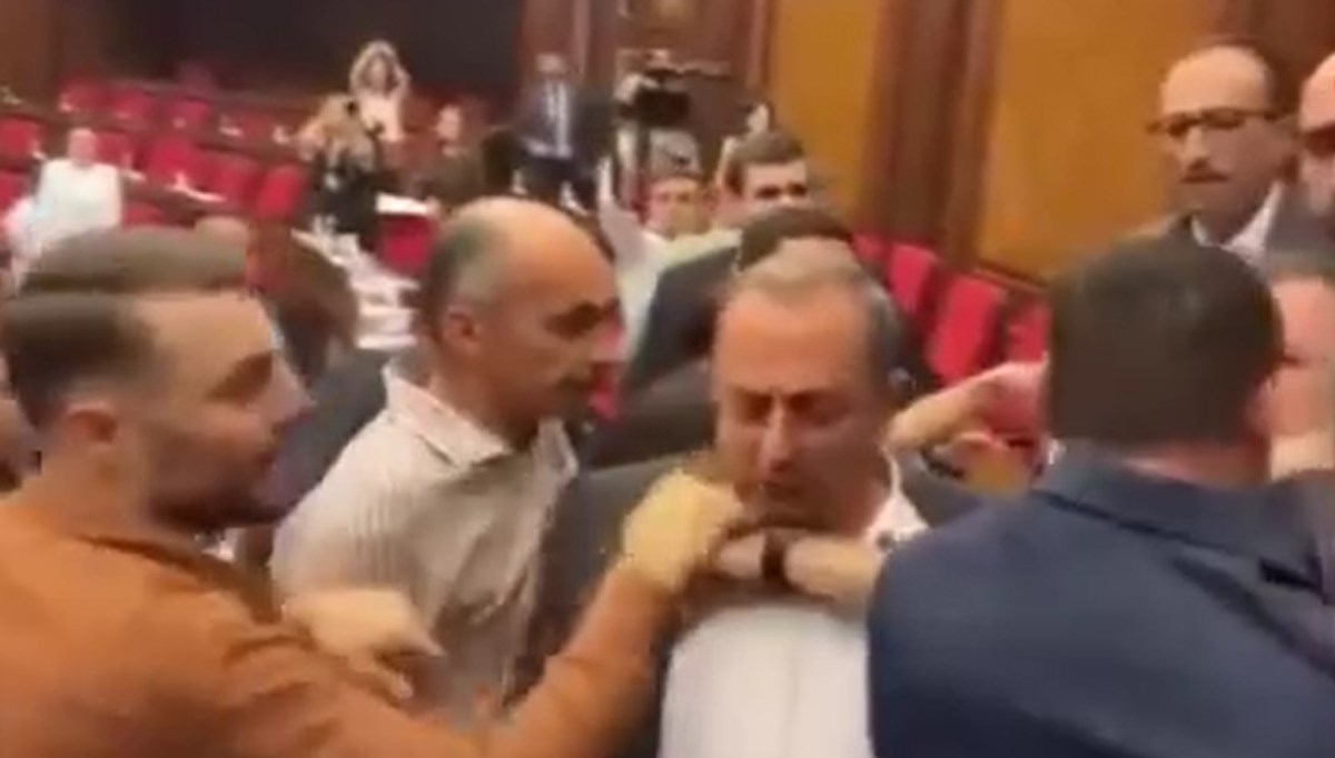 Ermenistan Parlamentosu’nda yumruklu kavga
