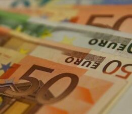 Euro zirveden geriledi