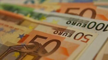 Euro zirveden geriledi