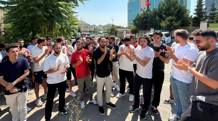 Futbolcular TFF’nin ardından bakanlıkta toplandı: “Alkışladığımız oyuncular 40 yaşında”