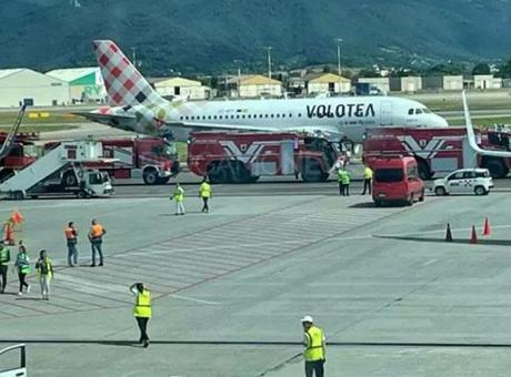 HAVALİMANINDA KAN DONDURAN OLAY: UÇAK MOTORUNA KAPILARAK CAN VERDİ!