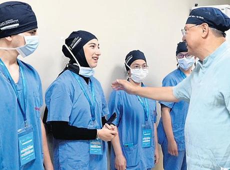 Hayatını kurtaran cerrahla aynı ameliyathanede