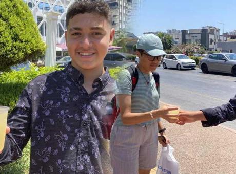 Henüz 15 yaşında! Günde 10 saat limonata satarak hayaline yürüyor: Eminim ki bir gün kazanacağım
