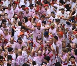 İSPANYA’DA SAN FERMİN FESTİVALİ KAN TER İÇİNDE BAŞLADI: SOKAKLAR BU KEZ FİLİSTİN İÇİN HAYKIRDI! İŞTE GÖRÜNTÜLER