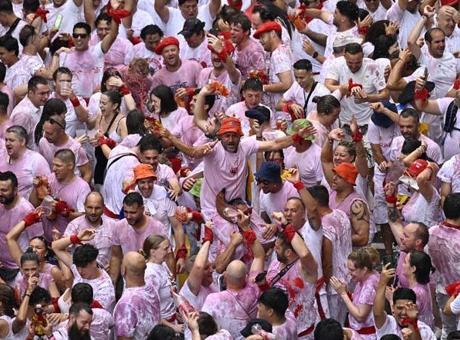 İSPANYA’DA SAN FERMİN FESTİVALİ KAN TER İÇİNDE BAŞLADI: SOKAKLAR BU KEZ FİLİSTİN İÇİN HAYKIRDI! İŞTE GÖRÜNTÜLER