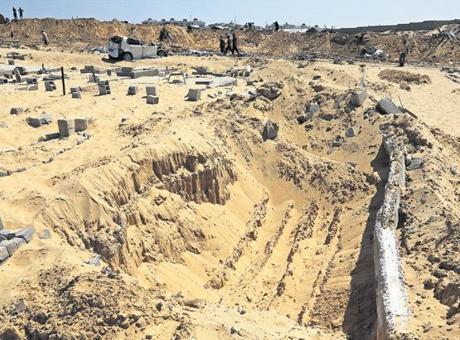 İsrail barbarlığı sınır tanımıyor! Mezarlık basıp cenaze çaldılar