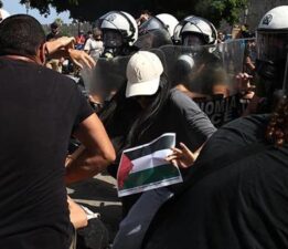 İsrail gemisine Rodos’ta soğuk duş: Filistin bayraklarıyla protesto edildiler!