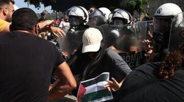 İsrail gemisine Rodos’ta soğuk duş: Filistin bayraklarıyla protesto edildiler!