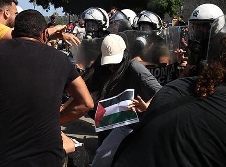 İsrail gemisine Rodos’ta soğuk duş: Filistin bayraklarıyla protesto edildiler!