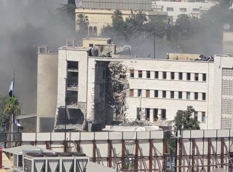 İsrail, Suriye’nin kalbi Şam’ı bombalıyor: İşte bölgeden görüntüler!