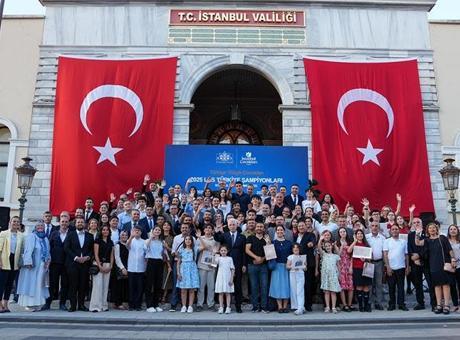 İstanbul Valisi Gül LGS’de tam puan alan öğrencileri ödüllendirdi