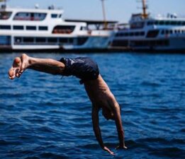 İstanbul yanıyor! Termometreler tavan yaptı, vatandaş denize akın etti