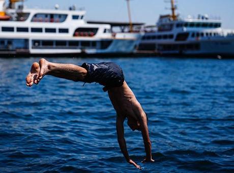 İstanbul yanıyor! Termometreler tavan yaptı, vatandaş denize akın etti
