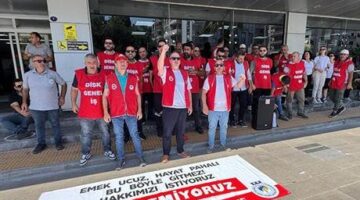 İzmir Karşıyaka Belediyesi işçileri maaşlarını alamadıkları için eylem yaptı