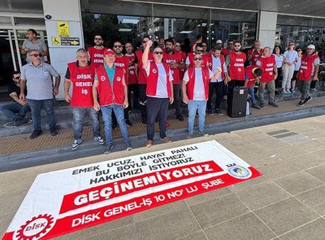 İzmir Karşıyaka Belediyesi işçileri maaşlarını alamadıkları için eylem yaptı