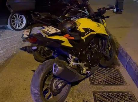Kadıköy’de motosiklet ile otomobil çarpıştı! 2 kişi yaralandı