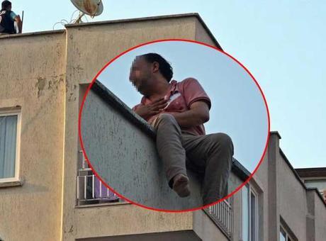 Karısına kızıp çatıya çıktı, itfaiyeyi perişan etti!