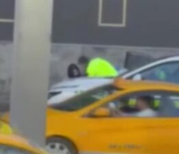 Kaza yapan şüpheli polisin silahını almaya çalıştı: O anlar kamerada