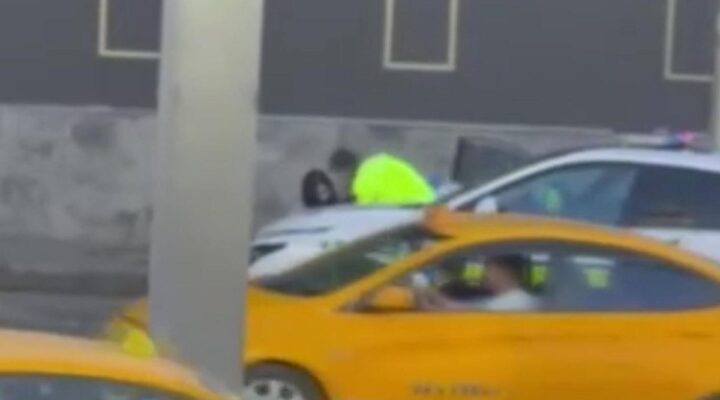 Kaza yapan şüpheli polisin silahını almaya çalıştı: O anlar kamerada