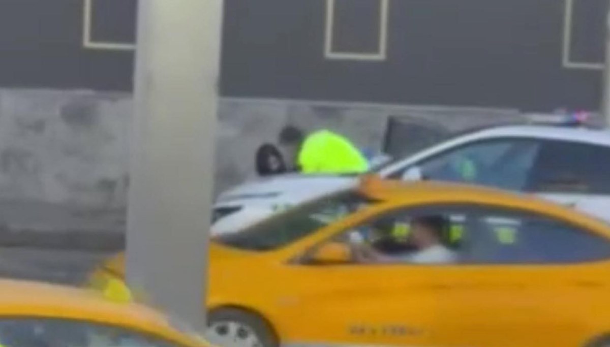 Kaza yapan şüpheli polisin silahını almaya çalıştı: O anlar kamerada