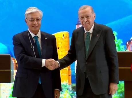 Kazakistan Cumhurbaşkanı Tokayev’e devlet nişanı
