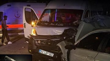 Kocaeli’de feci kaza! Servis minibüsü ile otomobil çarpıştı; 10 yaralı