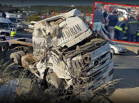 Kocaeli’de korkunç kaza! 3 araç birbirine girdi! 5 ölü, 1 yaralı