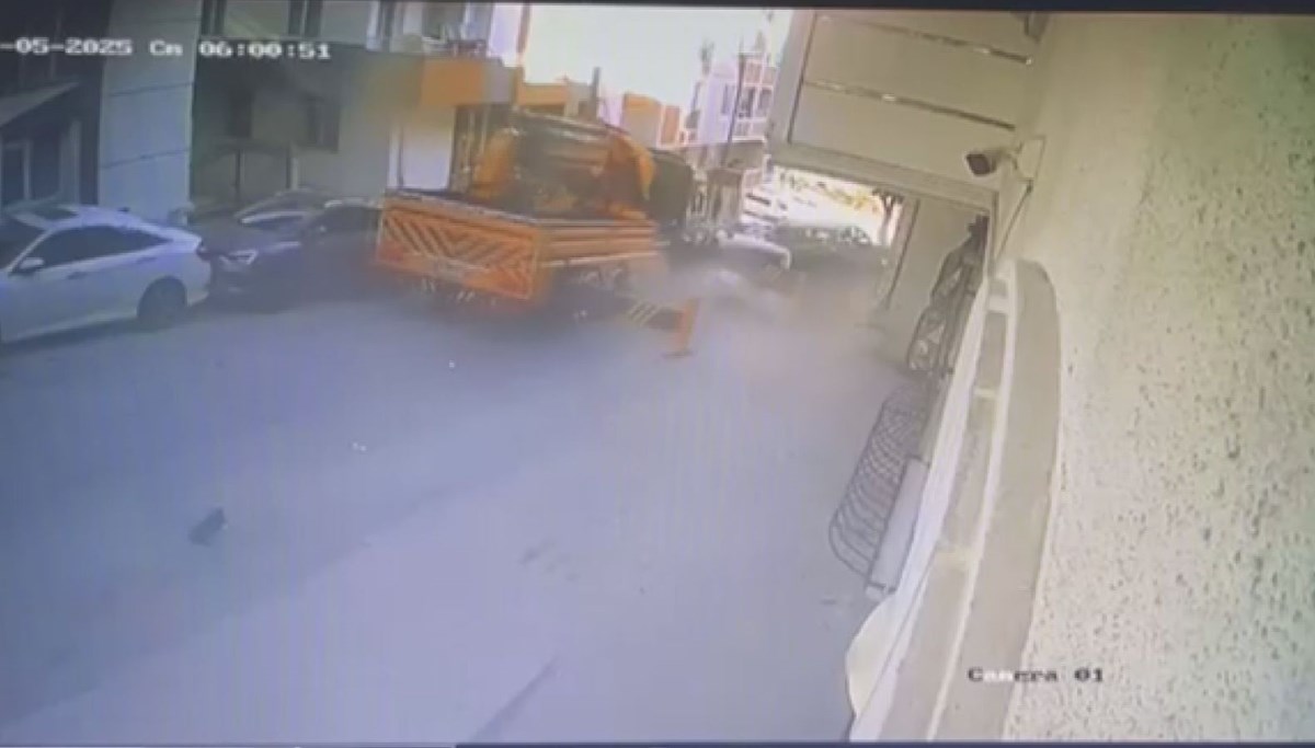 Kontrolden çıkan vinç 23 araca çarparak durabildi