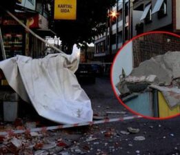 Küçükçekmece’de balkonu çöken bina tahliye edildi