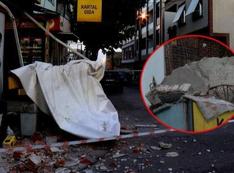 Küçükçekmece’de balkonu çöken bina tahliye edildi