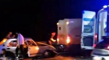 Küçükçekmece’de otomobil İETT yol bakım aracına çarptı! 1’i ağır 5 yaralı