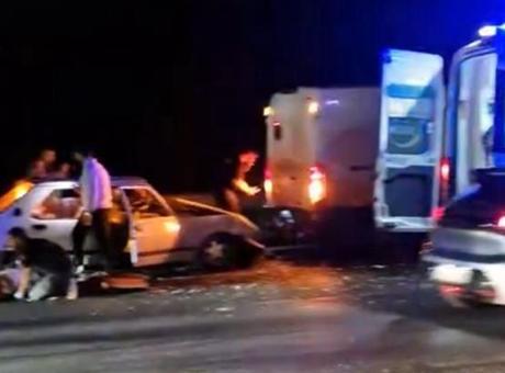 Küçükçekmece’de otomobil İETT yol bakım aracına çarptı! 1’i ağır 5 yaralı