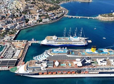 Kuşadası’na 4 kruvaziyerle 6 bin 298 turist geldi