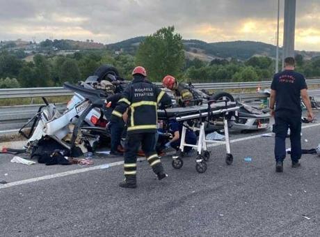 Kuzey Marmara’da feci kaza! Otomobil yön tabelasına çarptı: 1 ölü, 4 yaralı