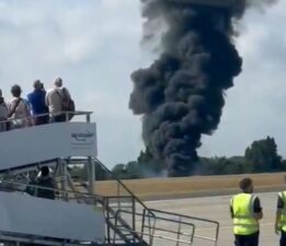 Londra’da küçük uçak kalkıştan sonra çakıldı