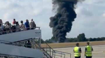 Londra’da küçük uçak kalkıştan sonra çakıldı