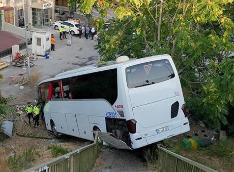 Maltepe’de köprülü kavşaktan şarampole düşen otobüsteki 8 kişi yaralandı
