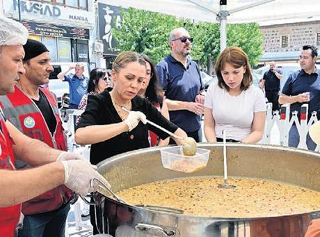 Manisa merhum başkanını unutmadı