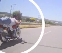 Motosikletin üzerine yattı, cezası kameralardan geldi