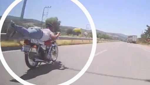 Motosikletin üzerine yattı, cezası kameralardan geldi
