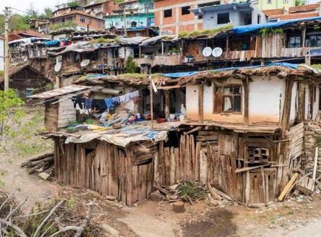 Nepal evlerini andırıyor! Tüm mahalle tek yapıda yaşıyor: Her şey bir felaketle başladı