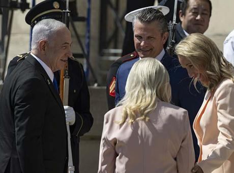 Netanyahu Pentagon’da! Dikkat çeken kareler…
