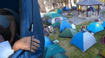 Otellerde yer bulamayan çadırlarda uyudu: Kemer yılı olduğu için çok kalabalık