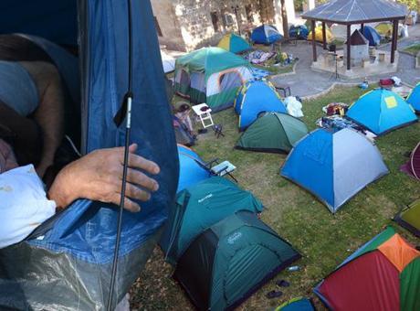 Otellerde yer bulamayan çadırlarda uyudu: Kemer yılı olduğu için çok kalabalık