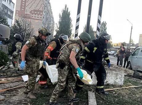 Rusya, 500 kilogramlık bombayla Ukrayna’yı vurdu! Alışveriş merkezinde can pazarı