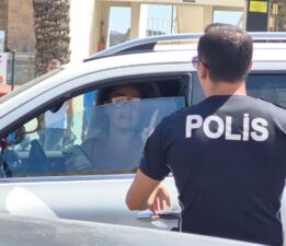 Şarkıcı Dilan Çıtak, polisin üzerine araç sürdü