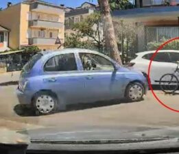 Savrulan otomobil bisikletli çocuğa çarptı! Kaza anı kamerada